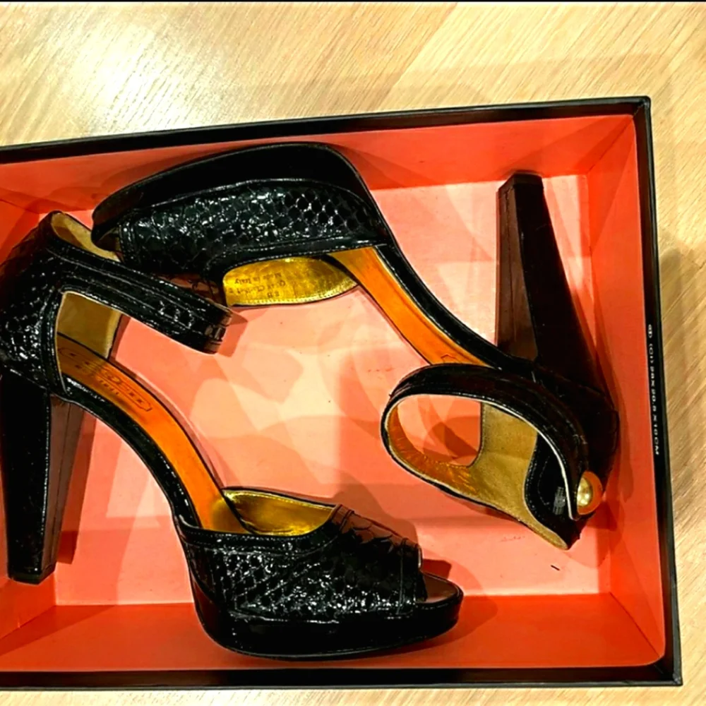 SOLD!- Coach- Black & Gold Pumps, never worn, Size 8 - Picture 1 of 8